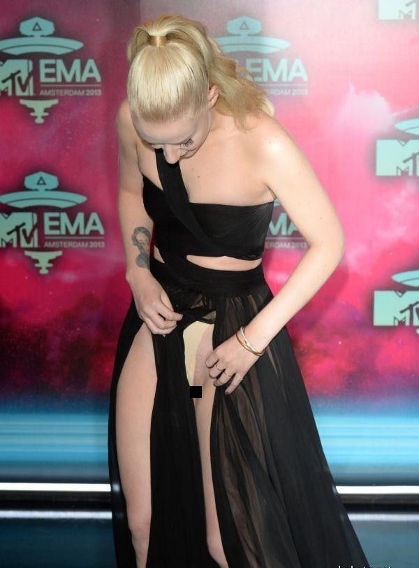 Такое платья, что виден лобок