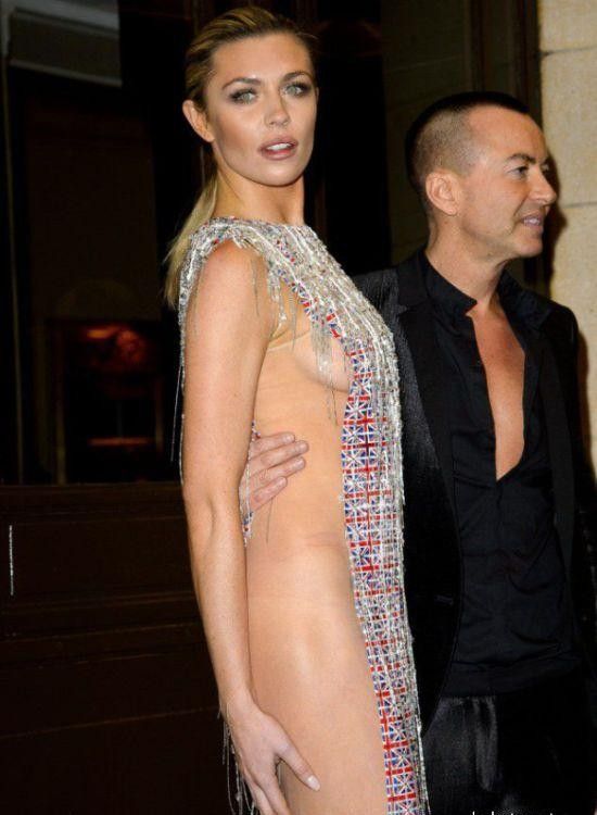 Эбби Клэнси в откровенном платье