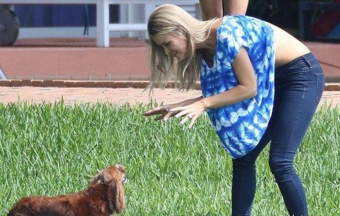 Джоанна Крупа играет с собакой