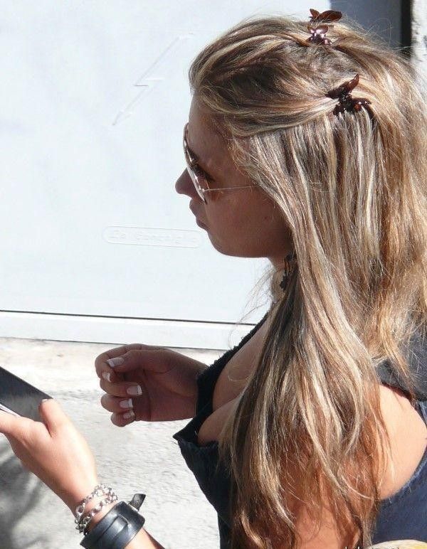 Заглядываем сверху на женскую грудь