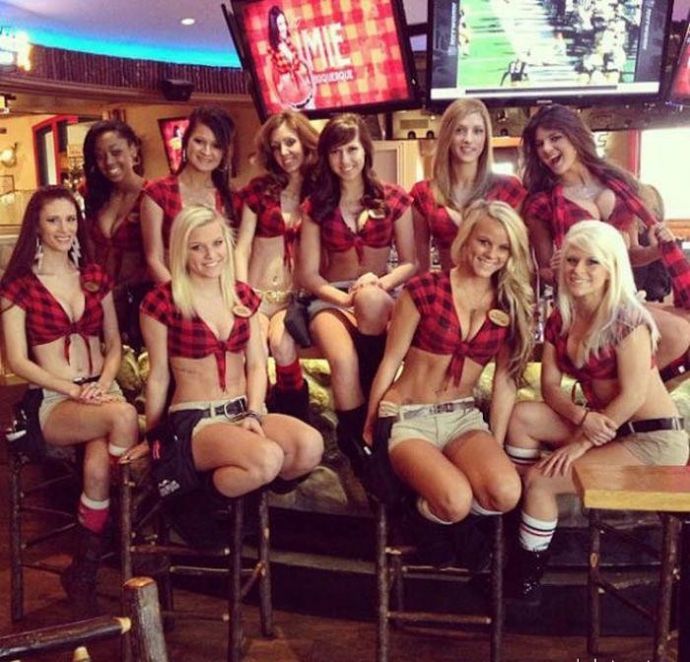 Сексуальные официантки в кафе