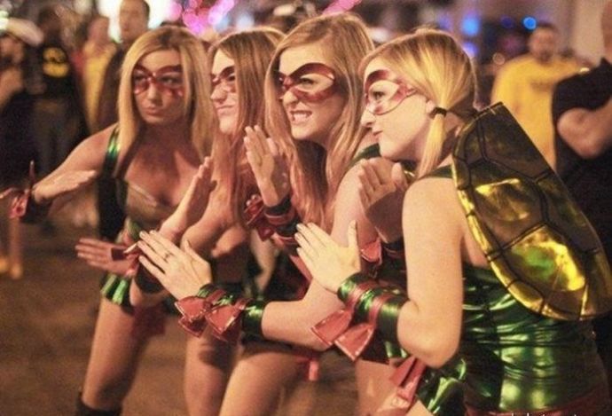 Девушки в униформе на праздниках