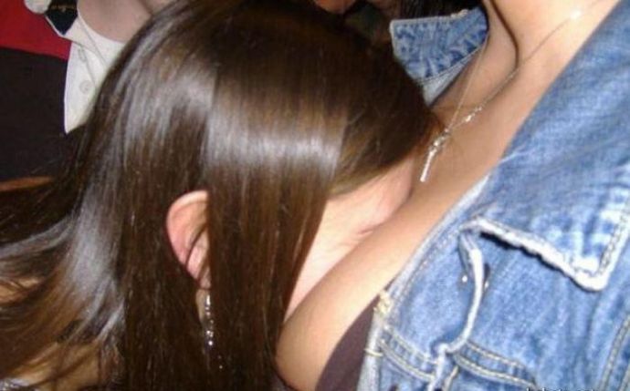 Пьяные девушки, которые нюхают сиськи