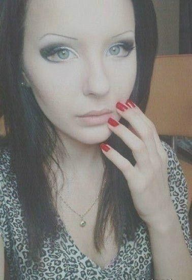 Девушка выглядит как персонаж аниме