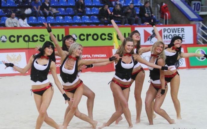 Девушки и пляжный волейбол