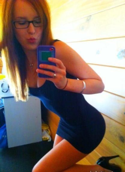 Обтягивающее платье, а также красивая грудь и попка как орех