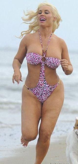 Коко на пляже без фотошопа