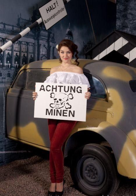 Красивые девушки и ретро-автомобили (56 фото)