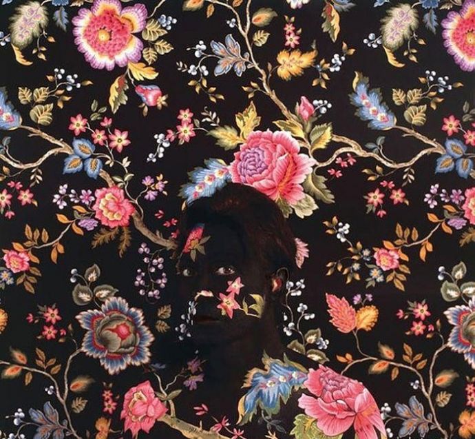 Креативный образ женщины и картин