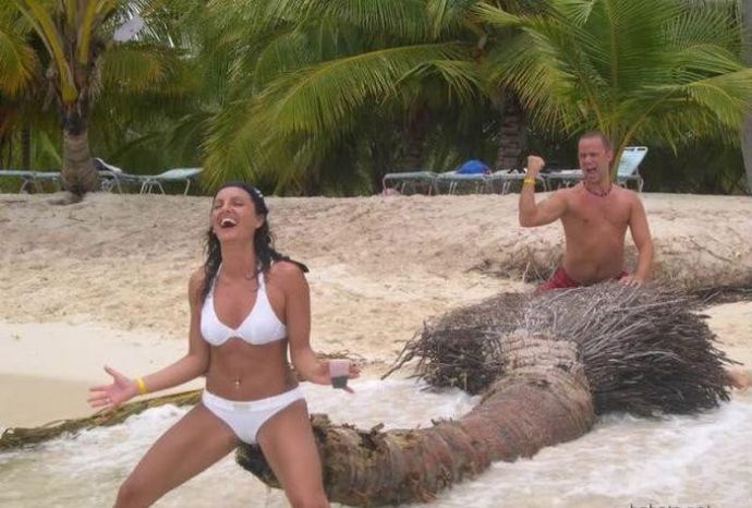 Смешные девушки в бикине