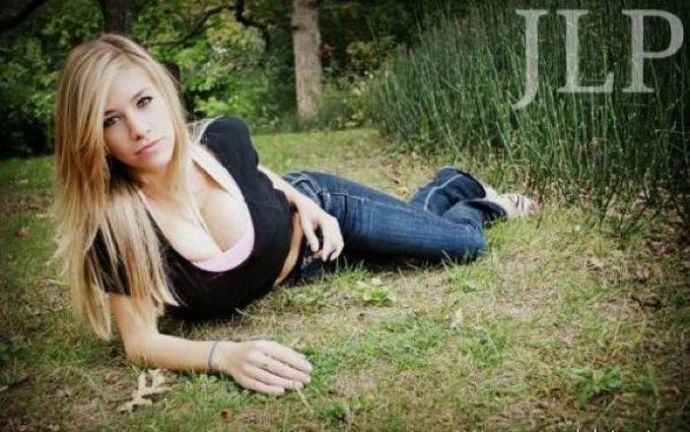 Даниэль Хьютон с большим пышным бюстом