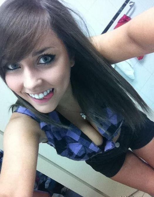 Милая девушка делает селфи каждый день в интернете