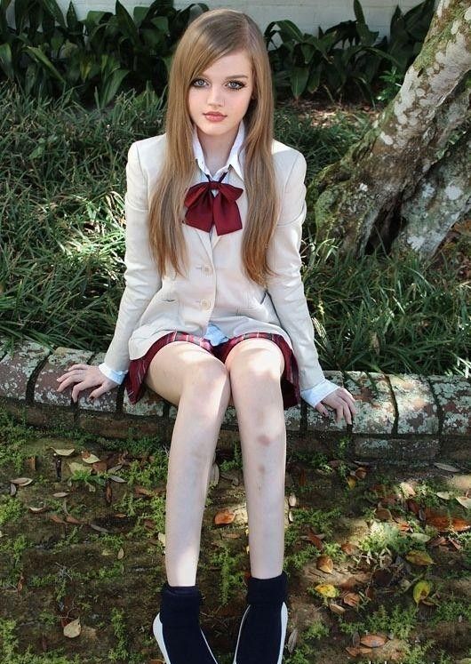 Девушка, которая смотрится как настоящая кукла