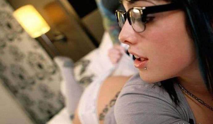 Почему мужчинам нравятся девушки в очках?