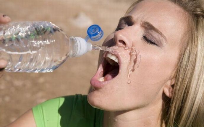 Девушки не могут пить воду из пластмассовых бутылок