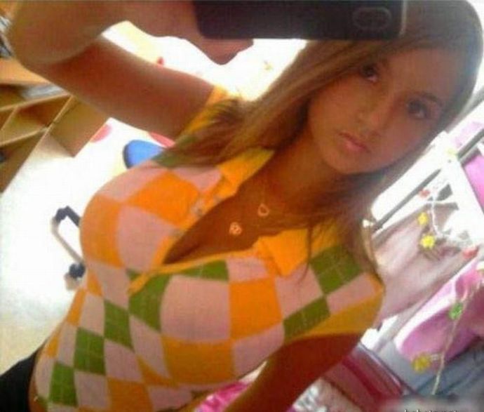 Девушки в свитере и их сиськи