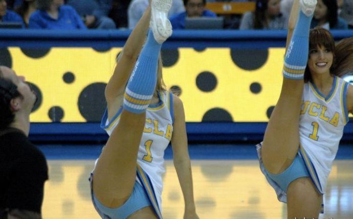 Засветы трусиков от поддержки футбольных команд