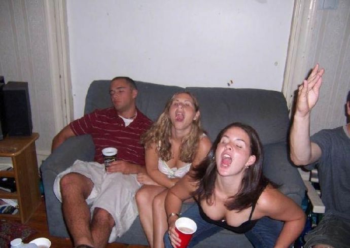 Тёлки хавают и ловят еду на лету