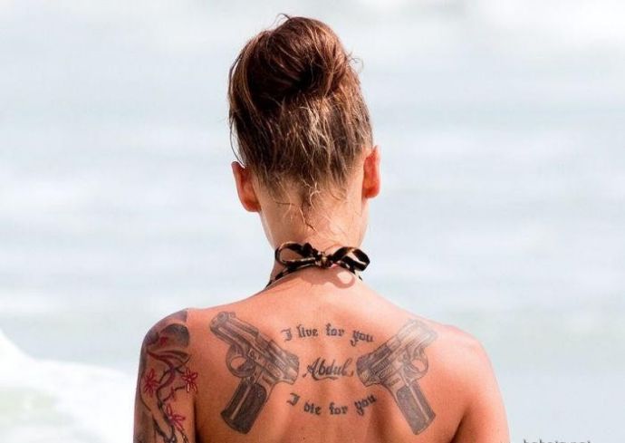 Татуированная девушка с упругой попой на пляже