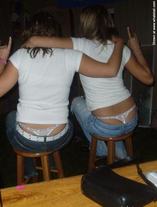 Торчащие трусы из под одежды