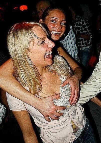 Руки на женской сиське