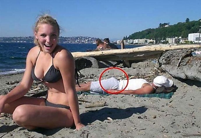 Бикини , юмор и торчащие члены парней