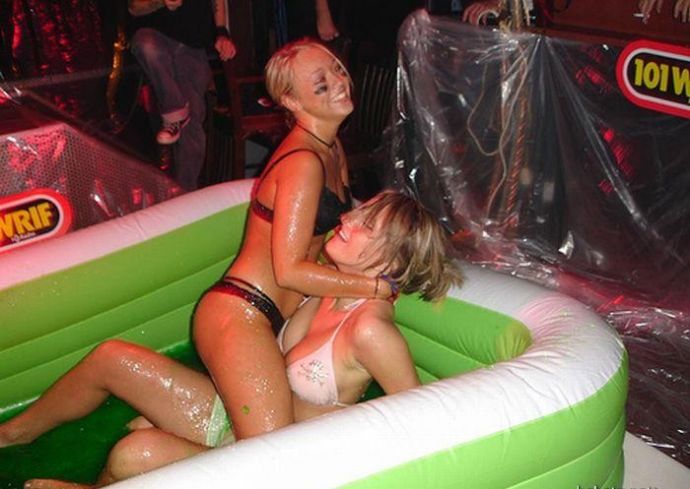 Девушки в желе