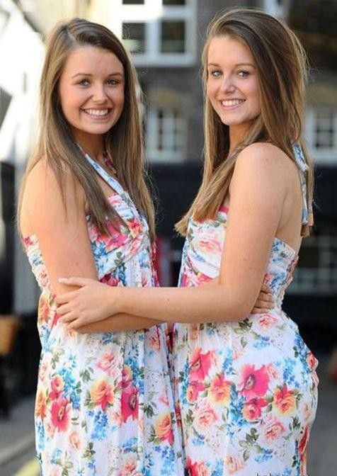 Девушки - близняшки
