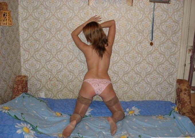 Интимная Вика из Подольска в чулках на диване