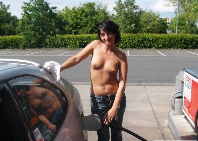 Старая и страшная эгсбиционистка в возрасте