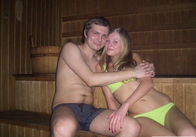Русские чуваки отдыхают в сауне