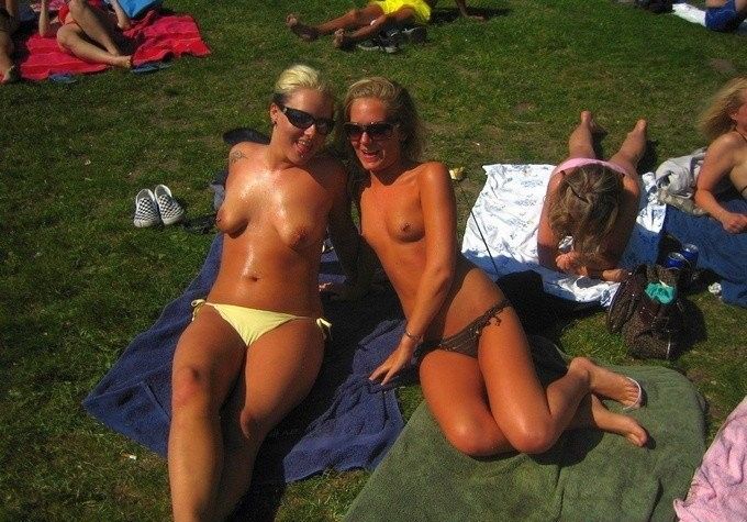 Нудисты отдыхают в топлес