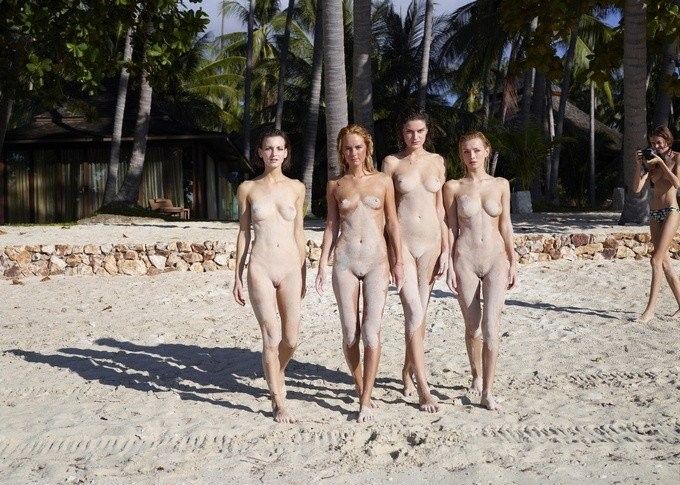 4 голые кобылы на пляже и в воде