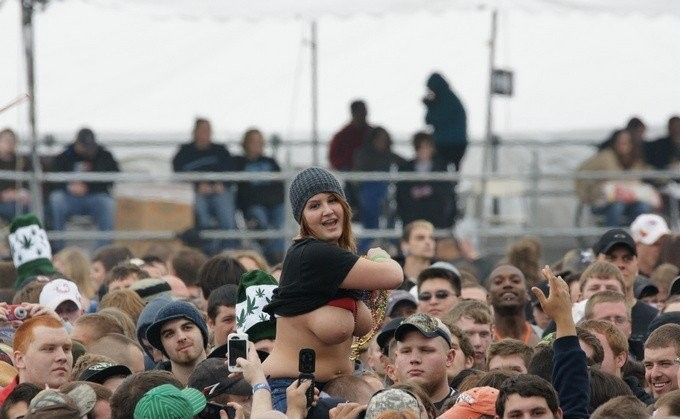 Рок фестиваль и девки с сиськами