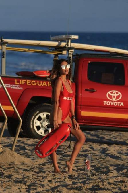 СиДжей Франко на фотосессии для 138 Water на пляже в Малибу