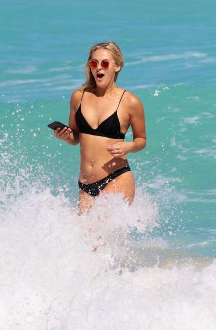 Селена Уэбер на пляже в Майами