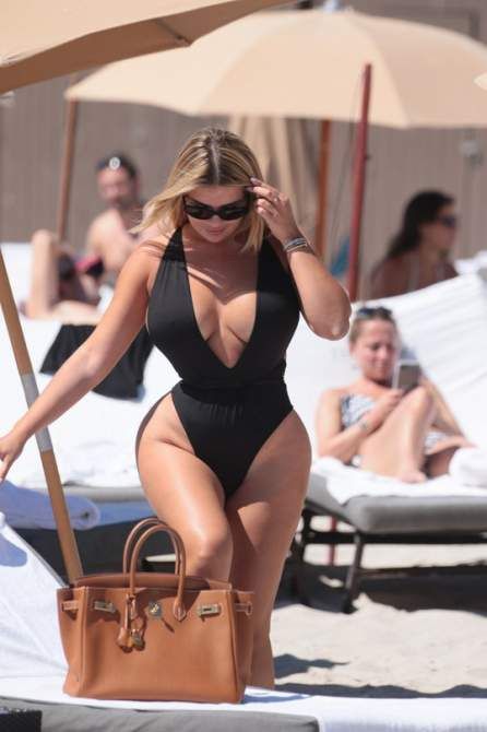 Анастасия Квитко была замечена в купальнике на пляже