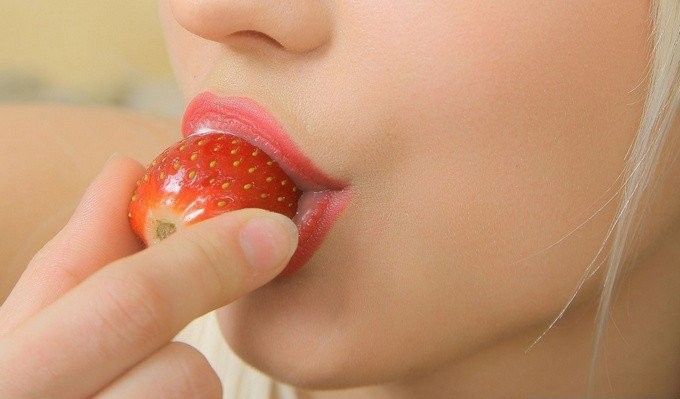 Дамские губы крупным планом