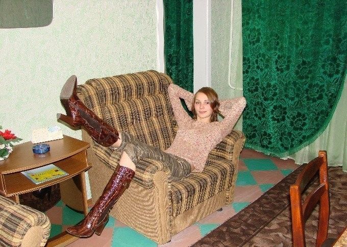 Молодая чика в красных труселях