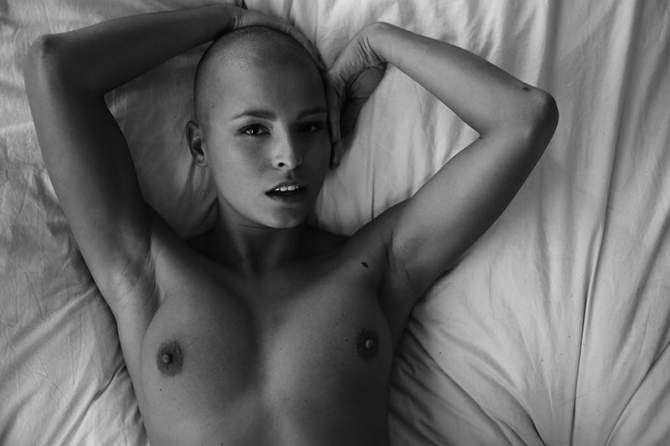 Лысая и голая Мариса Папен в постели