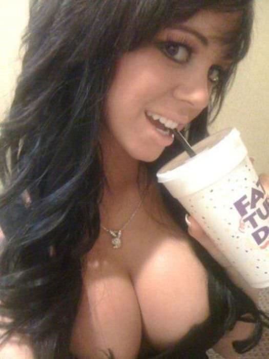 Самые грудастые девушки из социальных сетей