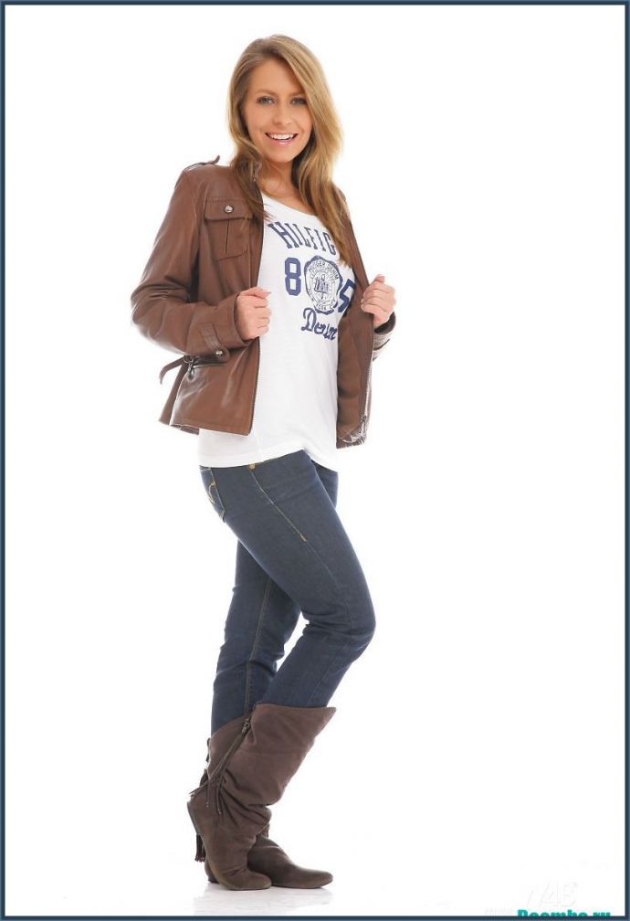 Фото блондинки с большими натуральными сиськами полностью голышом