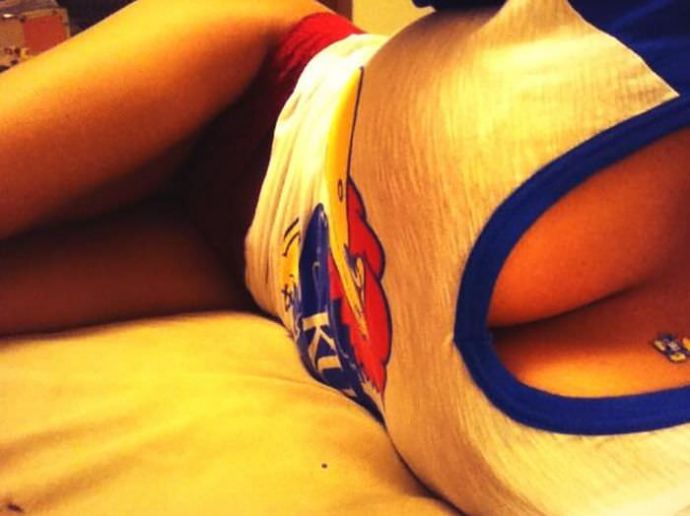 Фотографии грудастых тёлочек с глубоким вырезом на майках