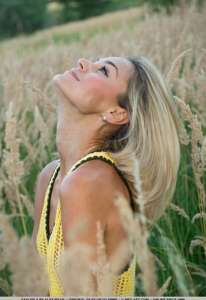 Худая блондинка в поле