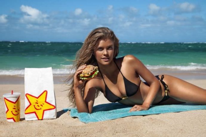 Датская модель Nina Agdal в бикини на пляже (13 фото)