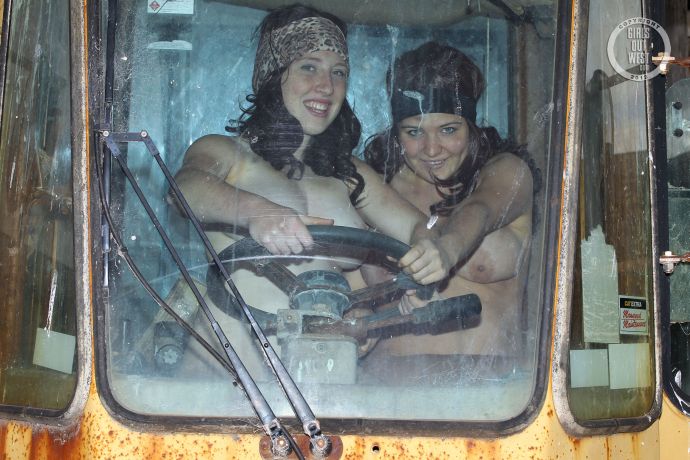 Сельские бабы на тракторе