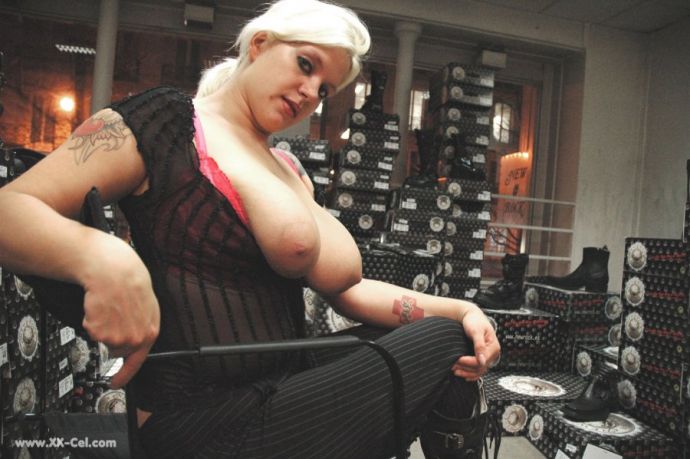 Продавщица с большими сиськами в магазине