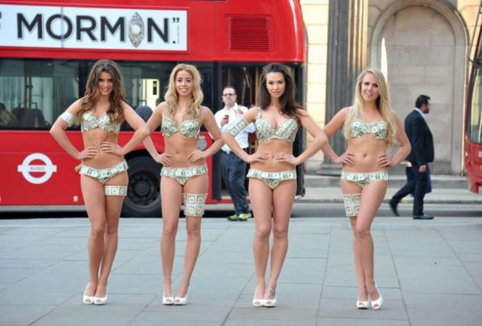 Бикини из долларов (19 фото)