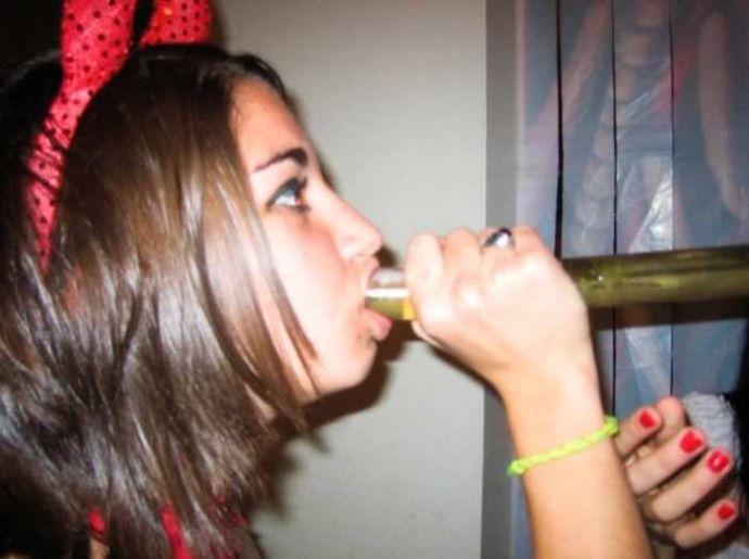 Девчонки пьют пиво из воронки