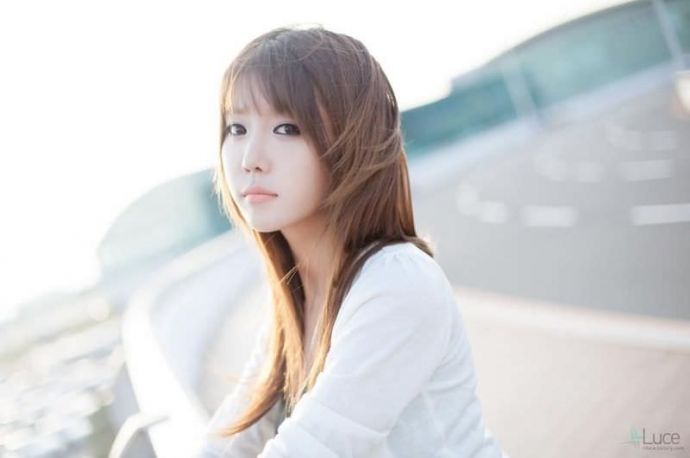 Кетчуп на губах, мокрые ягодицы и сосущая большую сосиску